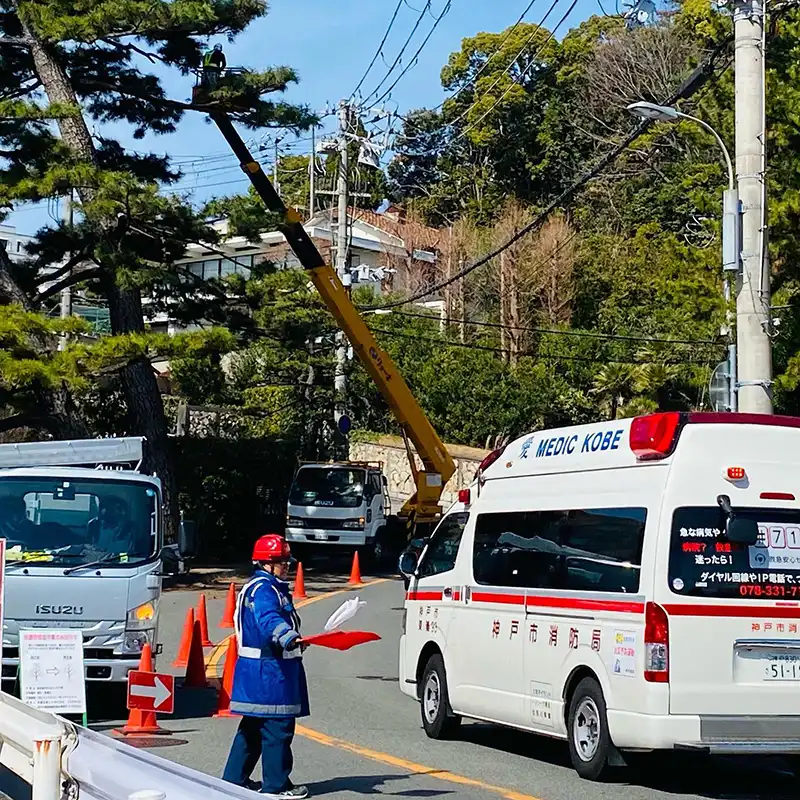 兵庫県神戸市東灘区　御影の公園剪定作業に伴う交通誘導警備　歩行者および車両の誘導等