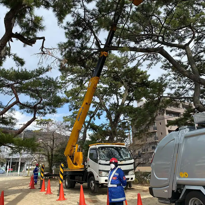 兵庫県神戸市東灘区　御影の公園剪定作業に伴う交通誘導警備　歩行者および車両の誘導等