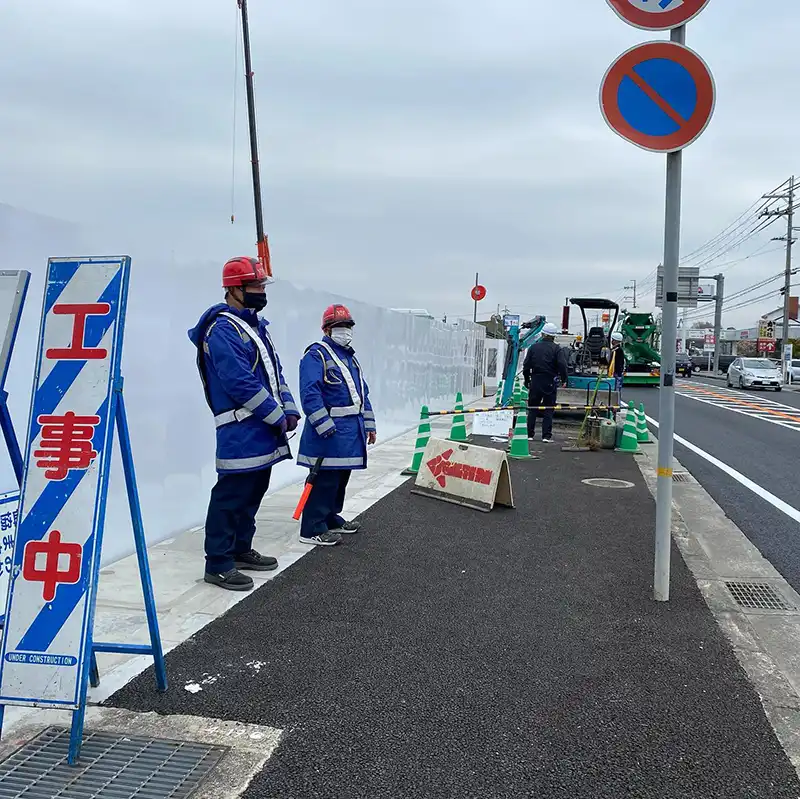 兵庫県三田市　新店舗建設の現場　歩行者および車両の誘導等