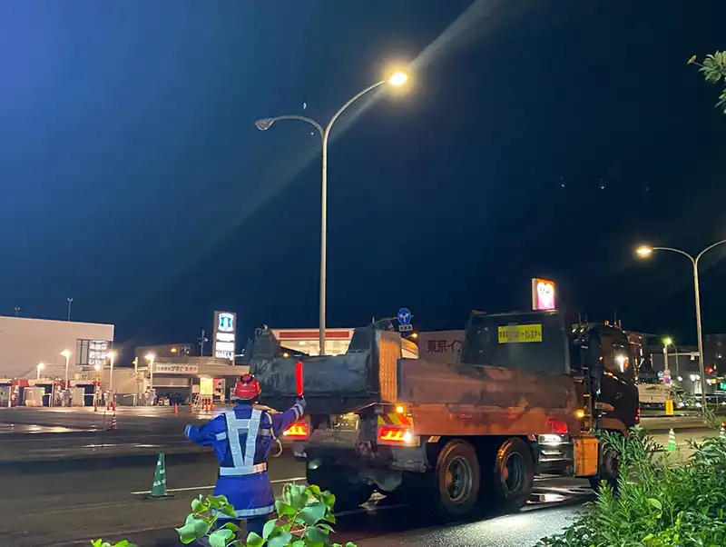 兵庫県神戸市中央区　昼夜稼働の工事現場　歩行者および車両の誘導等