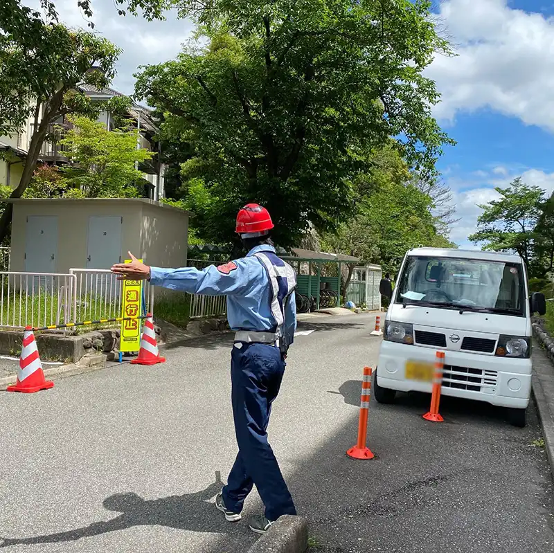 兵庫県宝塚市　伐採工事の現場　歩行者および車両の誘導等