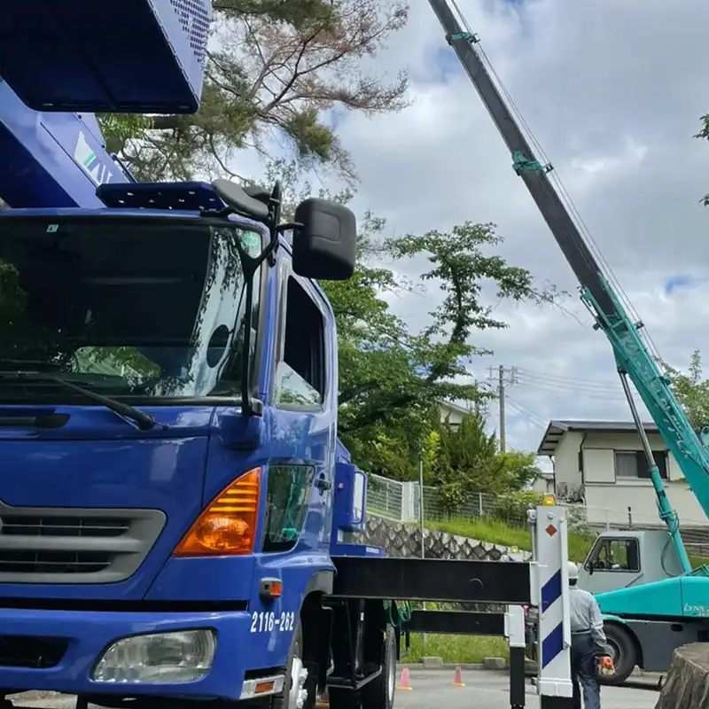 兵庫県宝塚市　伐採工事の現場　歩行者および車両の誘導等