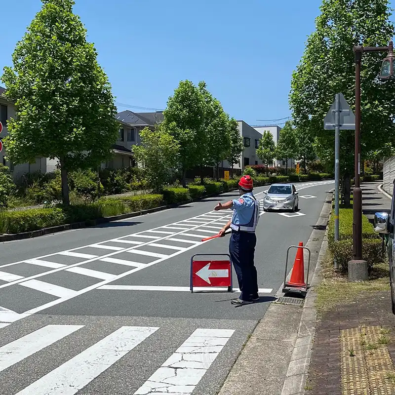 兵庫県三田市　街路樹剪定の現場　歩行者および車両の誘導等