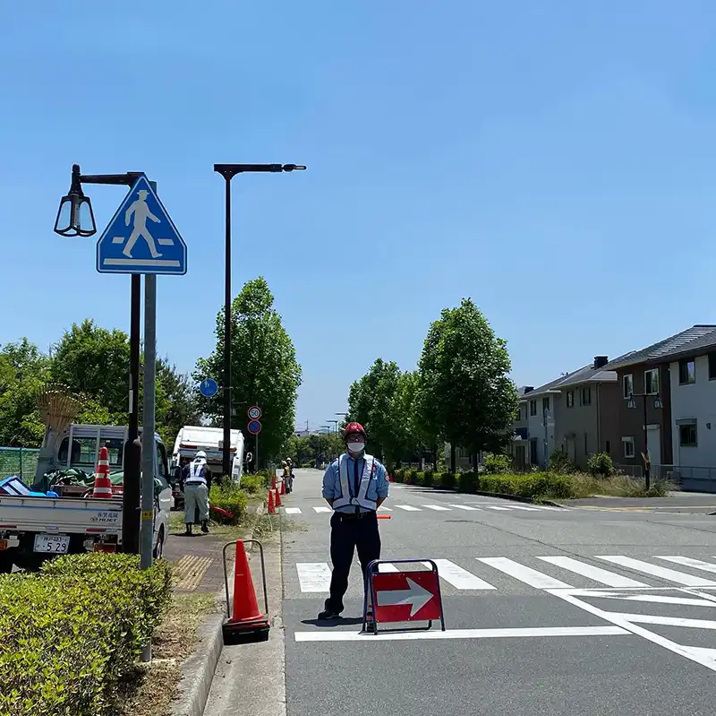 兵庫県三田市　街路樹剪定の現場　歩行者および車両の誘導等