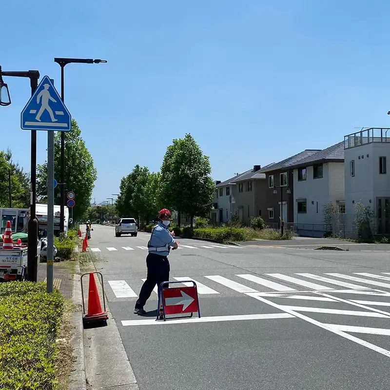 兵庫県三田市　街路樹剪定の現場　歩行者および車両の誘導等