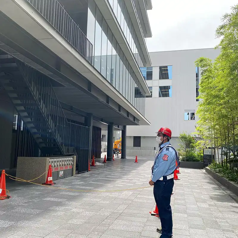 京都府京都市　高所作業の現場　歩行者および車両の誘導等