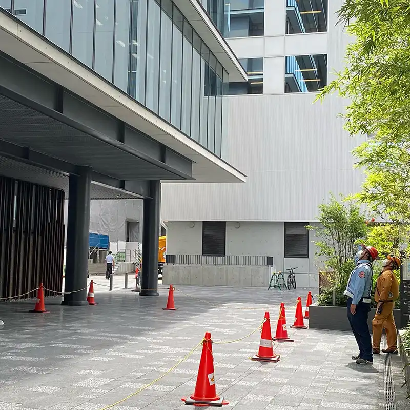 京都府京都市　高所作業の現場　歩行者および車両の誘導等