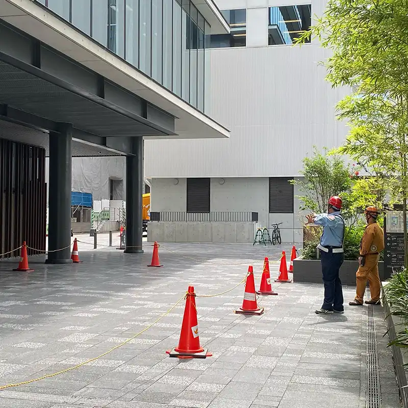 京都府京都市　高所作業の現場　歩行者および車両の誘導等