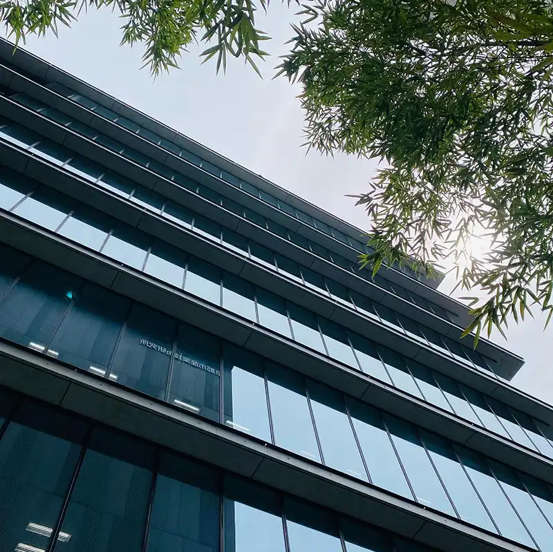 京都府京都市　高所作業の現場　歩行者および車両の誘導等