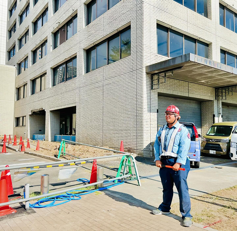 兵庫県神戸市　メリケンパークの工事現場　歩行者および車両の誘導等