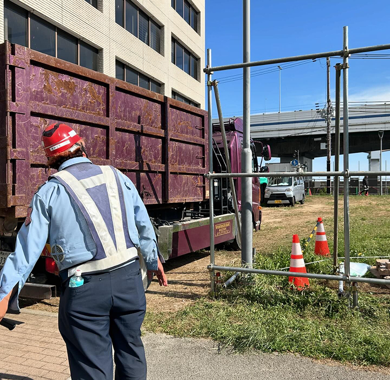 兵庫県神戸市　メリケンパークの工事現場　歩行者および車両の誘導等
