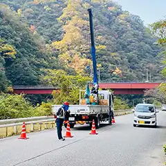 兵庫県宝塚市　水菅橋補修工事の工事現場　歩行者および車両の誘導等