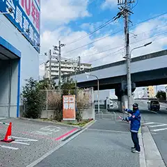 大阪府豊中市　エディオン豊中店　店舗駐車場での歩行者および車両の誘導等