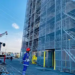 兵庫県伊丹市　マンション大規模修繕工事現場での住民様、歩行者および車両の誘導等
