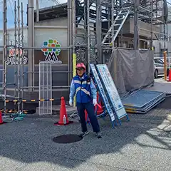 兵庫県神戸市北区　工事現場　足場組の現場　歩行者および車両の誘導等