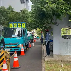 京都府京都市西京区　工事現場　車両付近の歩行者様の安全確保　歩行者および車両の誘導等