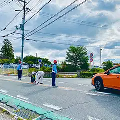 兵庫県三田市　工事現場　工事の測量作業中の職人さんの安全確保、歩行者および車両の誘導等