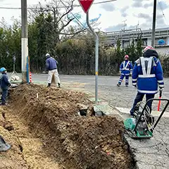 兵庫県三田市　工事現場　歩道を作る工事