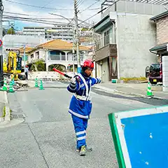 兵庫県神戸市灘区　工事現場　信号が絡む交差点の片側交互通行