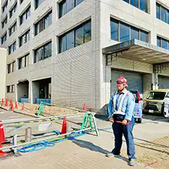 兵庫県神戸市　メリケンパークの工事現場　歩行者および車両の誘導等